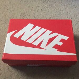 Tennis shoes